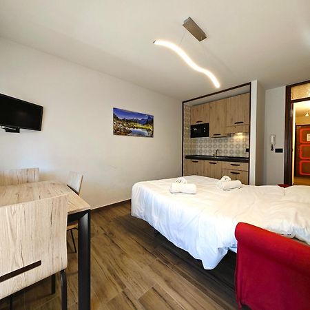 Hostdomus - City Center Apartment سيستريير المظهر الخارجي الصورة