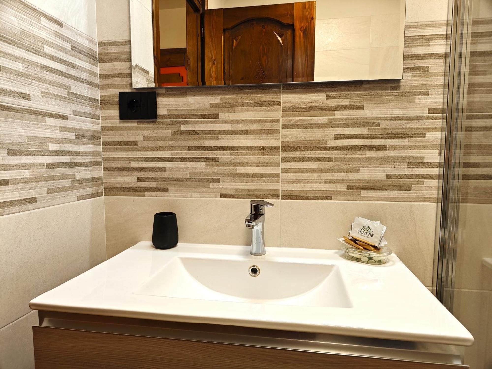 Hostdomus - City Center Apartment سيستريير المظهر الخارجي الصورة