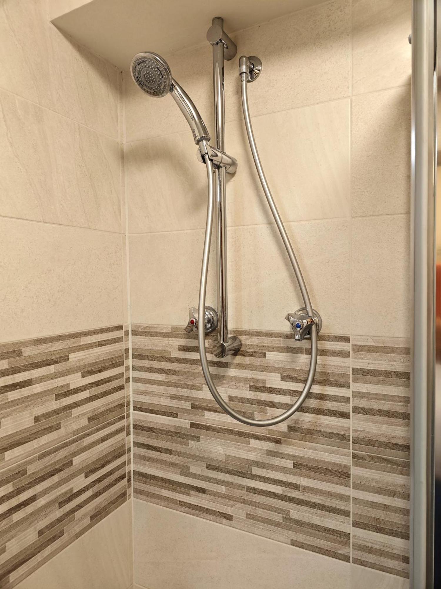 Hostdomus - City Center Apartment سيستريير المظهر الخارجي الصورة